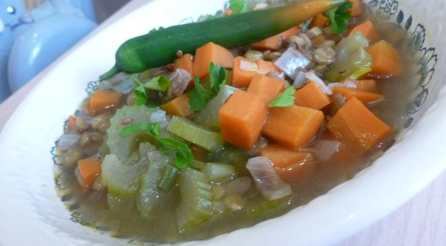 Готовый суп из чечевицы с овощами украшаем петрушкой