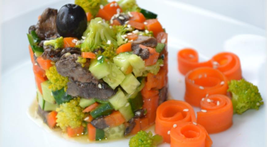 Салат овощной с грибами