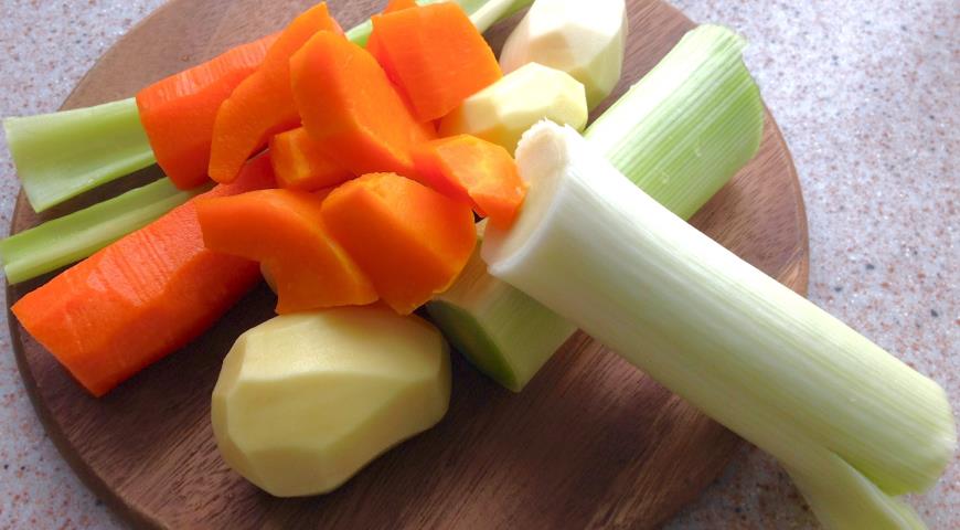 Очищаем овощи для приготовления супа