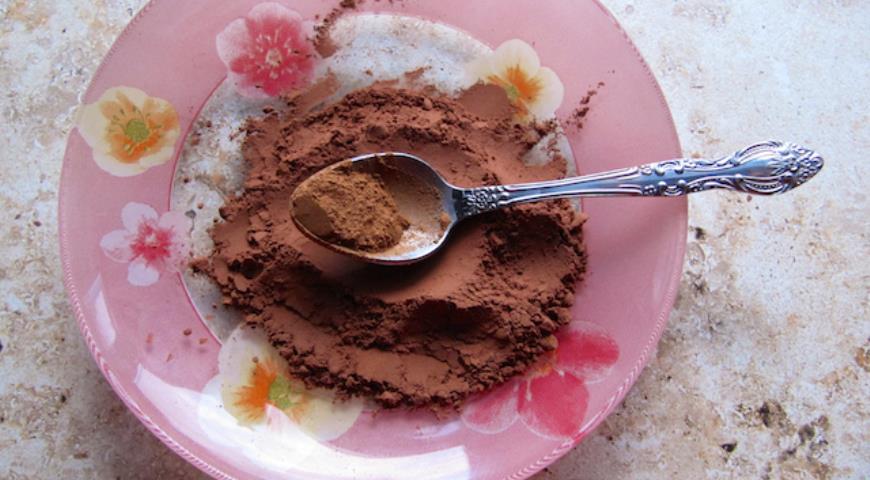 Смешиваем какао-порошок с корицей для постного печенья монтекаоc