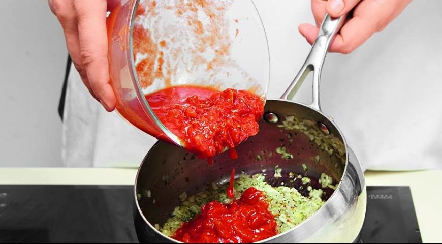 Фото приготовления рецепта: Базовый томатный соус, шаг №2