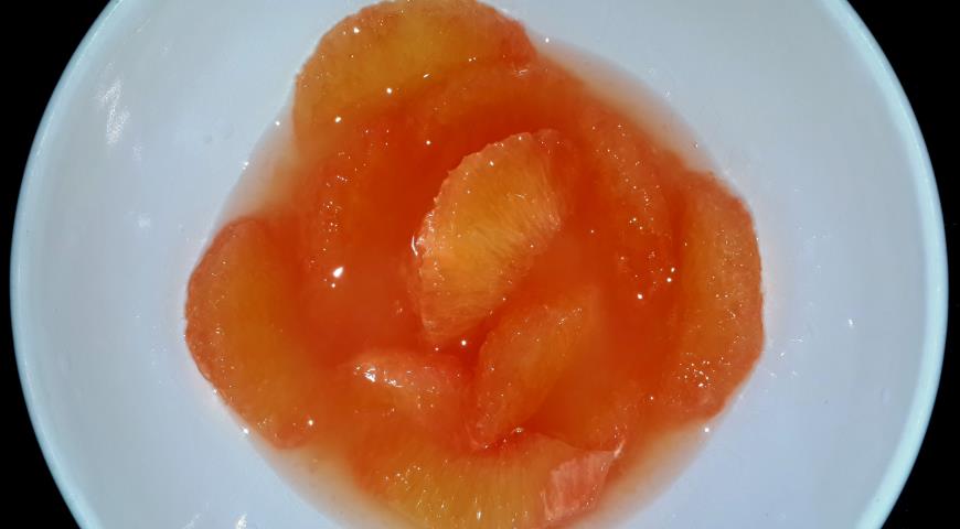 Разделяем мякоть грейпфрута на кусочки для приготовления легкого салата 