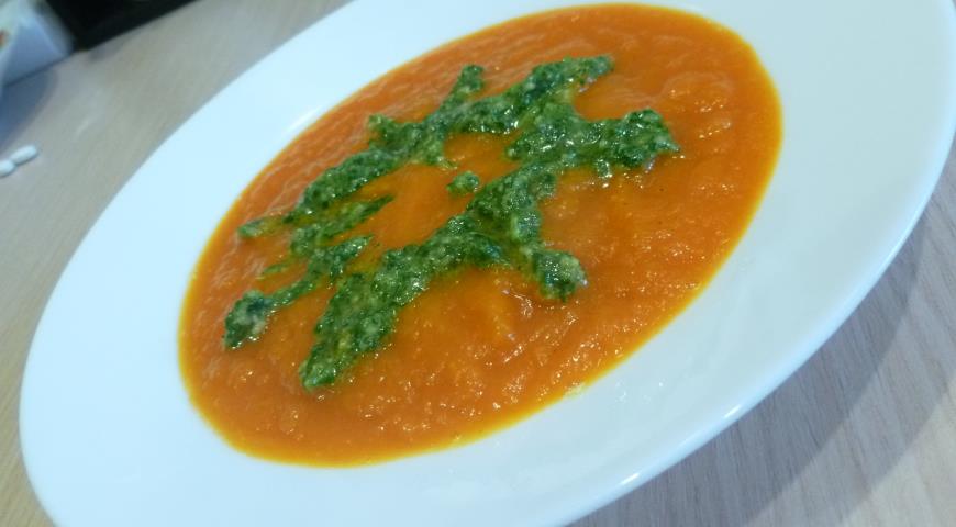 Нежнейший суп-пюре из тыквы с ароматным соусом песто 