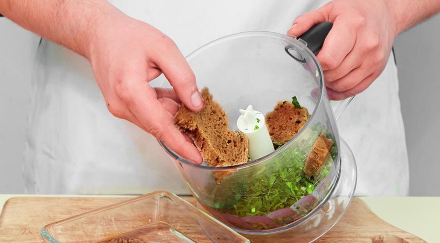 Фото приготовления рецепта: Салат из свеклы с грецкими орехами, шаг №3