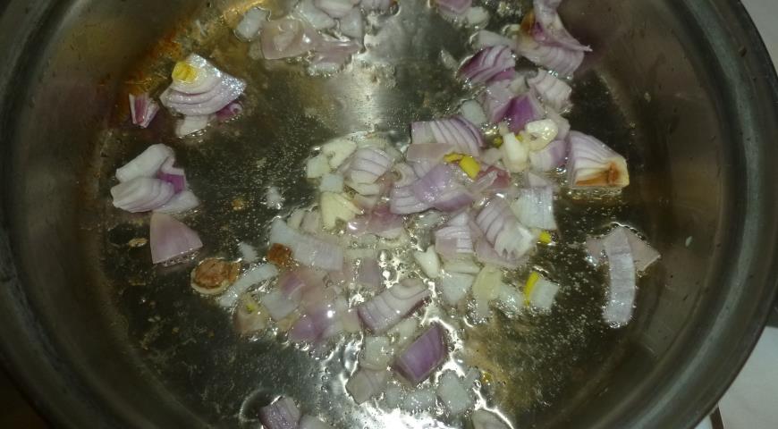 Жарим лук с чеснок для пангасиуса с жареной кукурузой и томатами
