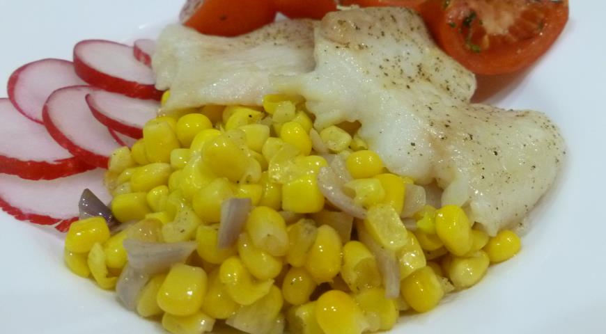 Выкладываем на блюдо кукурузу, рыбу, редис и помидоры