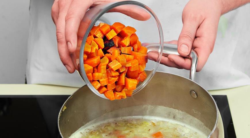 Фото приготовления рецепта: Морковный суп с зирой и петрушкой, шаг №4