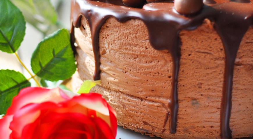 Фото приготовления рецепта: Муссовый торт с шоколадными коржами и Нутеллой, шаг №8