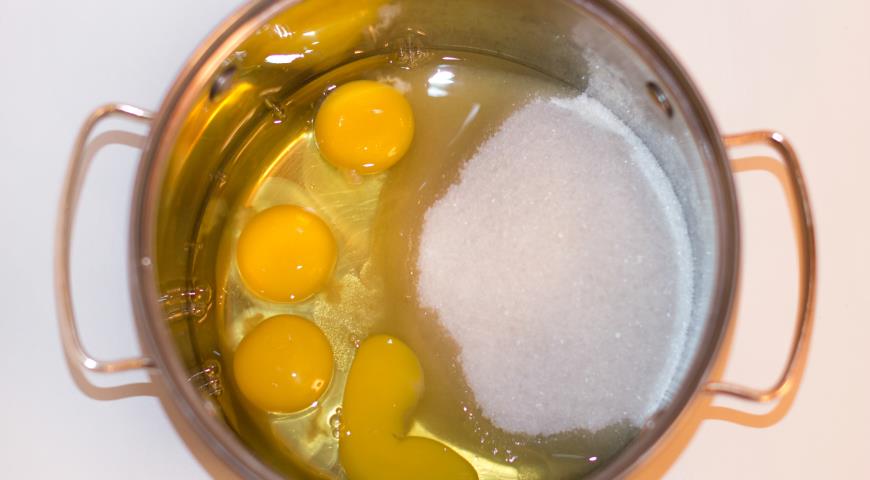 Соединяем яйца с сахаром 