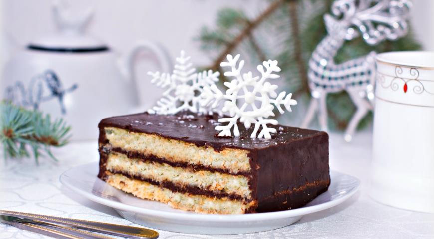 Торт Исанна украшаем снежинками из белковой глазури 