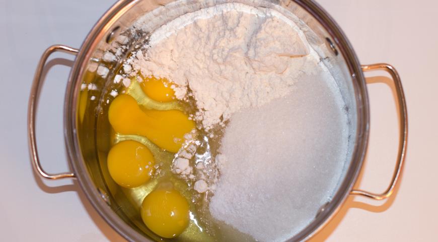 Соединяем яйца с мукой для приготовления крема 