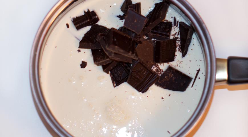 Растапливаем кусочки шоколада в сливках