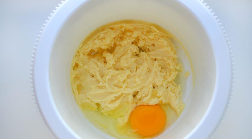 Добавляем яйцо в масляную массу