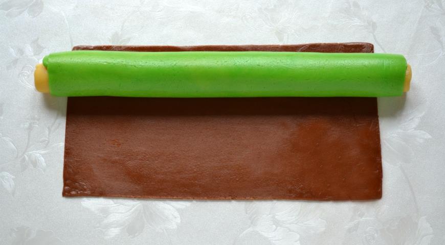 Закатываем  зеленый рулет в коричневое тесто