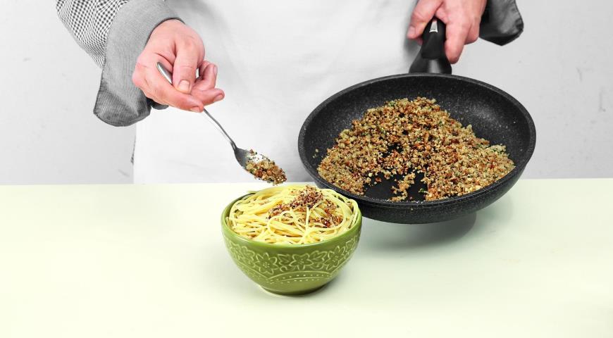 Фото приготовления рецепта: Спагетти с хрустящей посыпкой, шаг №6