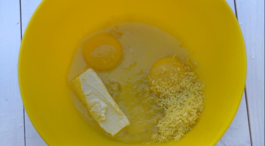 Взбиваем желтки с маслом и цедрой лимона для приготовления пудинга 