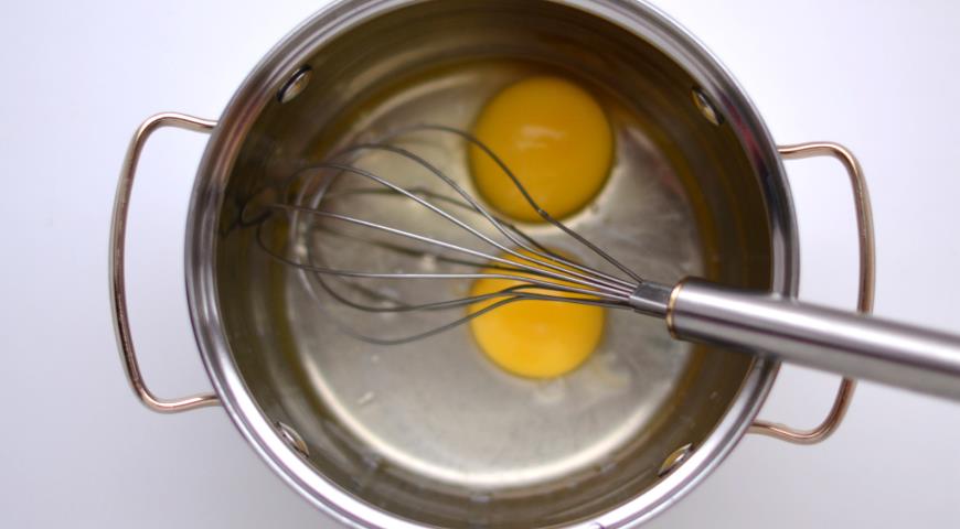 Разбиваем яйца в кастрюлю 