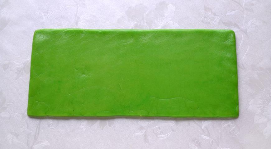 Раскатываем зеленое тесто 