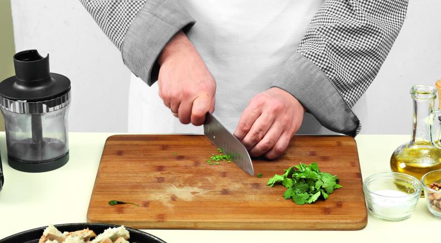 Фото приготовления рецепта: Спагетти с хрустящей посыпкой, шаг №2