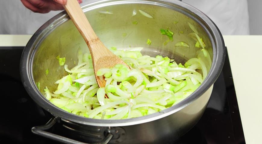 Фото приготовления рецепта: Картофельное рагу с фасолью, шаг №3