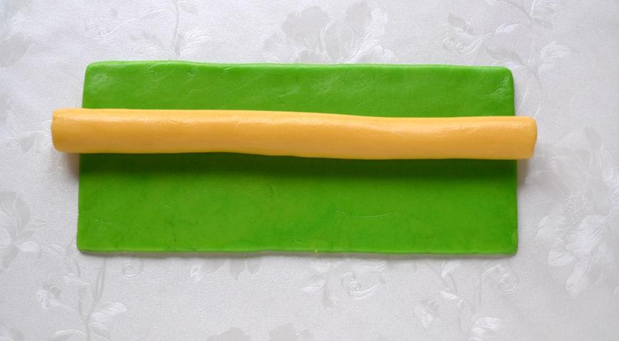 Выкладываем колбаску из теста на зеленый прямоугольник