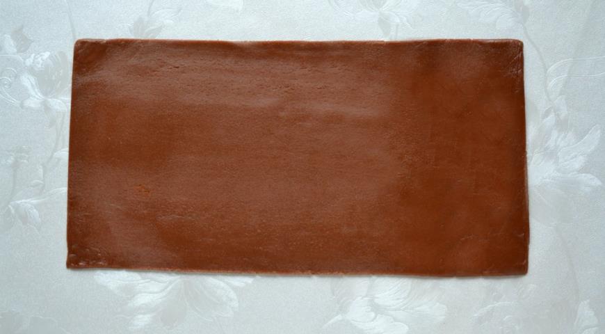 Раскатываем коричневое тесто 