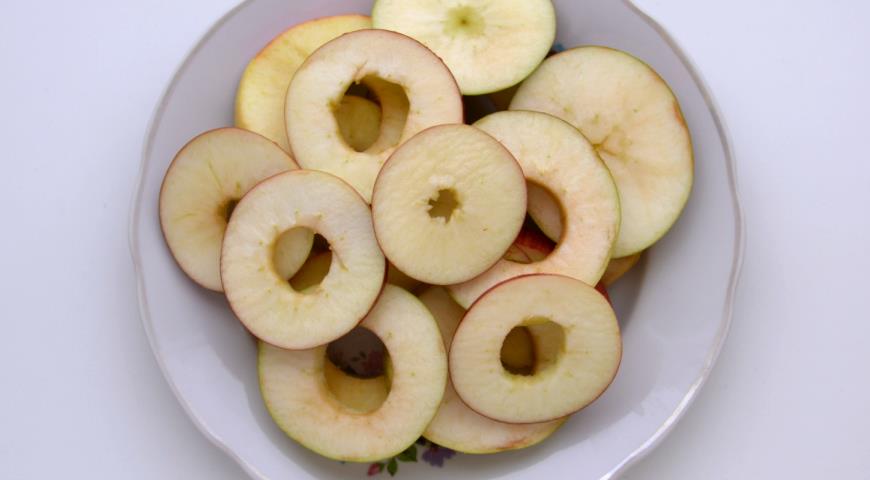 Режем яблоки на кольца для медовых оладий