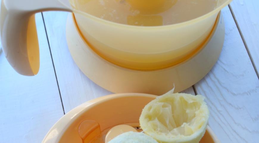 Добавляем лимонный сок во взбитые желтки