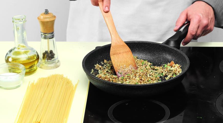 Фото приготовления рецепта: Спагетти с хрустящей посыпкой, шаг №5