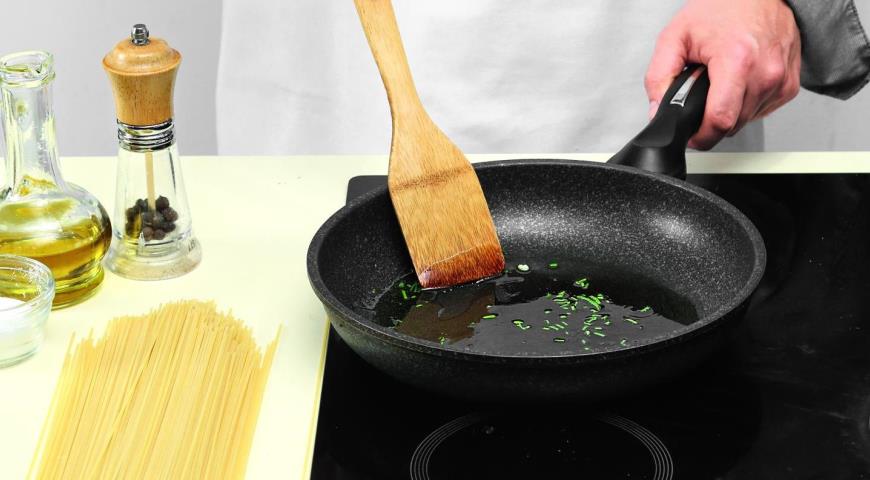 Фото приготовления рецепта: Спагетти с хрустящей посыпкой, шаг №4