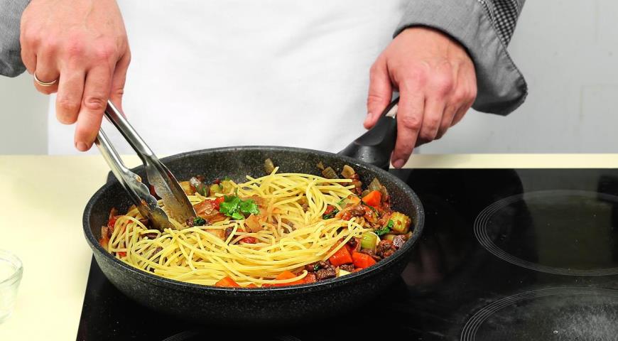 Фото приготовления рецепта: Спагетти с мясным рагу, шаг №6