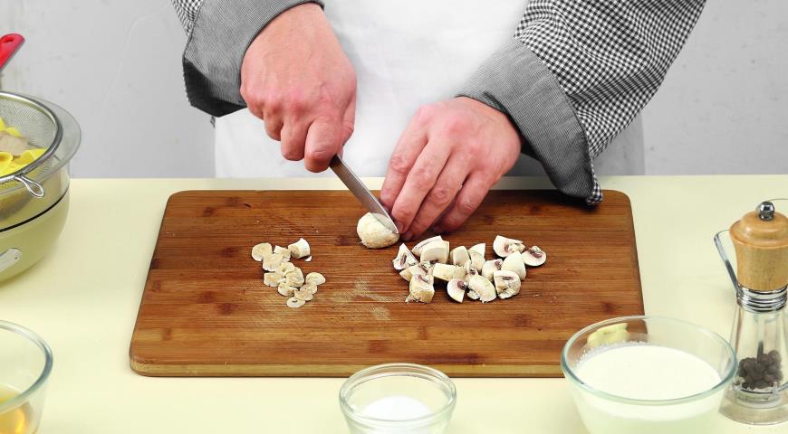 Фото приготовления рецепта: Паппарделле с грибами в сливочном соусе, шаг №3