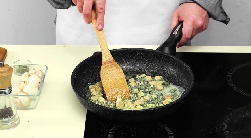 Фото приготовления рецепта: Паппарделле с грибами в сливочном соусе, шаг №4
