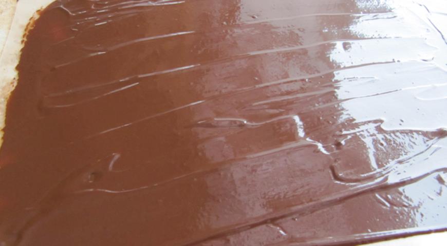 Готовим шоколадную стружку для украшения торта