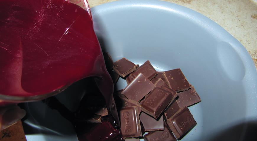 Растапливаем шоколад с соком смородины для приготовления глазури