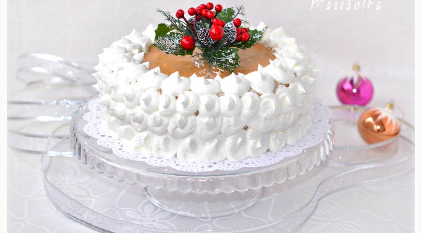 Праздничный торт Хрустящий сникерс украшаем взбитыми сливками