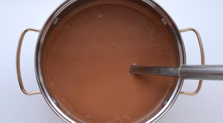 Вливаем шоколадную смесь в тесто