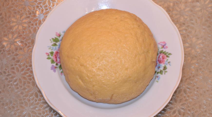 Замешиваем тесто для приготовления торта
