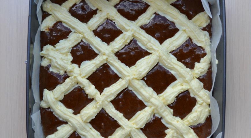 Рисуем узоры кремом для украшения шоколадного прога