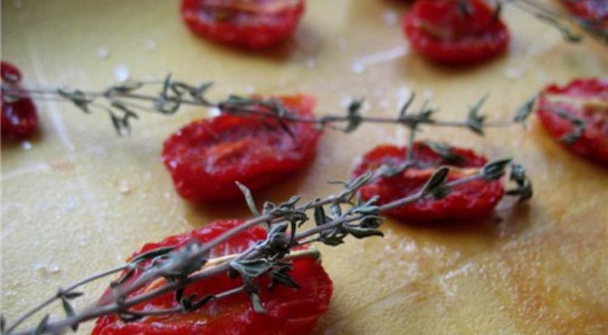 Разрезанные помидоры посыпаем специями или сухими травами
