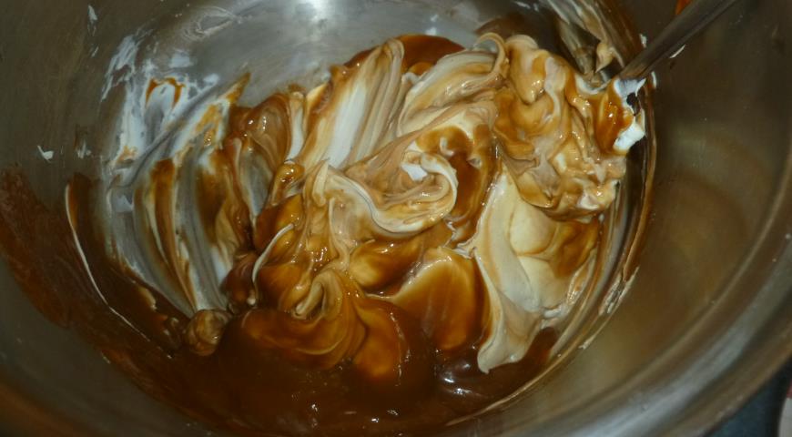 Сделать крем из маскарпоне, сгущенки, сметаны и сахарной пудры