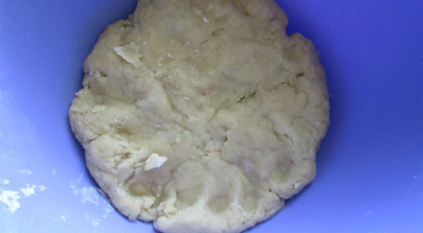 Растворить в теплом молоке дрожжи, муку и сахар, затем добавить опару к остальным ингредиентам, сделать тесто, оставить в тепле