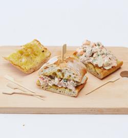 Фото приготовления рецепта: Сэндвич с тунцом, овощами и соусом чили, шаг №5