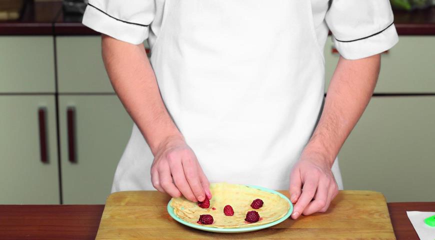 Фото приготовления рецепта: Блинчики с малиной и карамелью, шаг №6