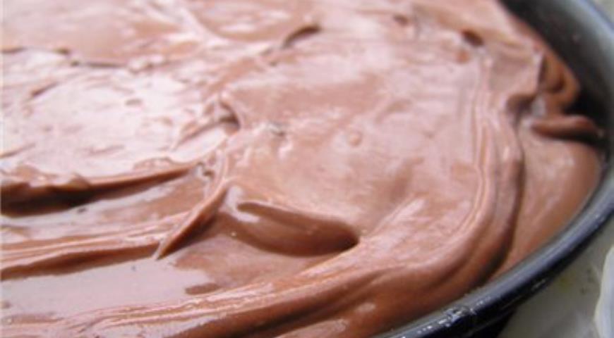 Для начинки чизкейка растопить шоколад, добавить какао, отдельно взбить кремчиз и сахар, добавить яйца, шоколад, сметану и алкоголь, выложить на чернослив