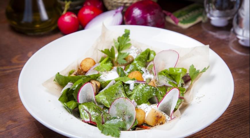 Готовим теплый салат с белыми грибами, запеченым картофелем черри и листьями салата