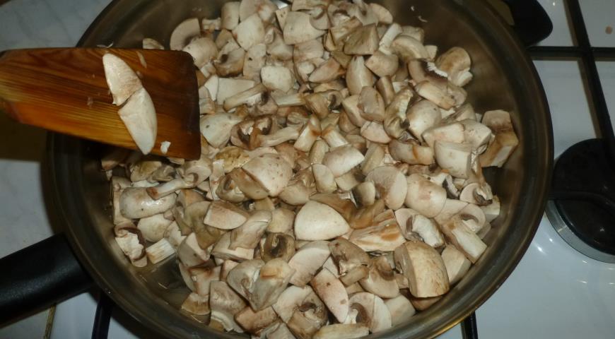 Нарезаем курицу и зелень, обжариваем грибы