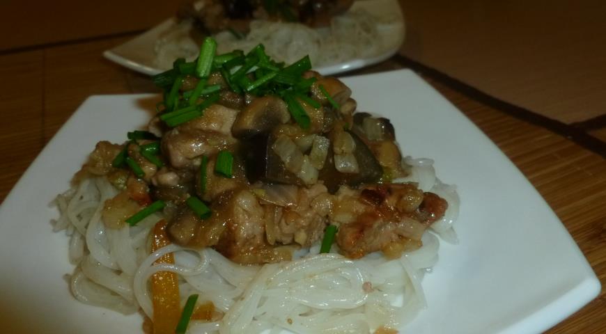 Свинина с баклажанами, рисовой лапшой и грибным соусом