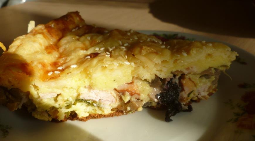 Пирог-сметанник с копченой курицей, грибами и зеленью готов