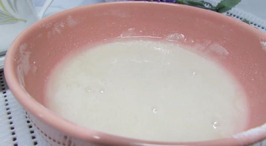 Сделать глазурь из молока и сахарной пудры